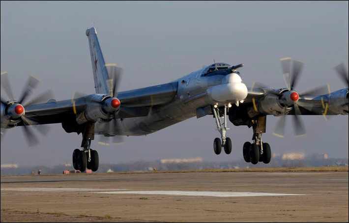 Máy bay ném bom Tu-95MS "đồ cổ" cũng sẽ xuất hiện trên Quảng Trường Đỏ trong cuộc duyệt binh ngày mai. Nguồn ảnh: Mil.