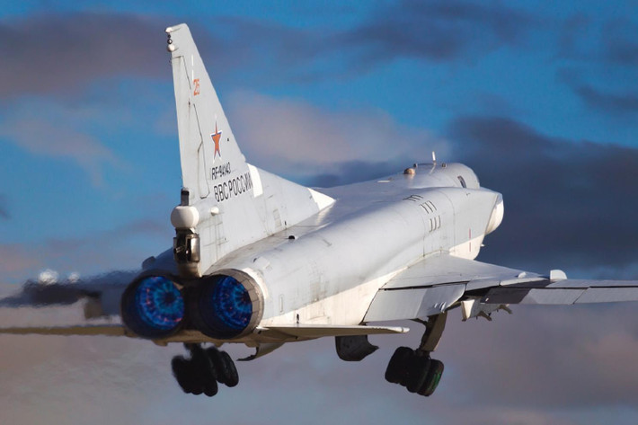 Máy bay tấn công biển Tupolev Tu-22M cánh cụp cánh xoè cũng sẽ xuất hiện trên Quảng Trường Đỏ vào ngày mai. Hiện tại trong Không quân Vũ trụ Nga chỉ còn khoảng 100 chiếc loại này đang được sử dụng. Nguồn ảnh: Mil.