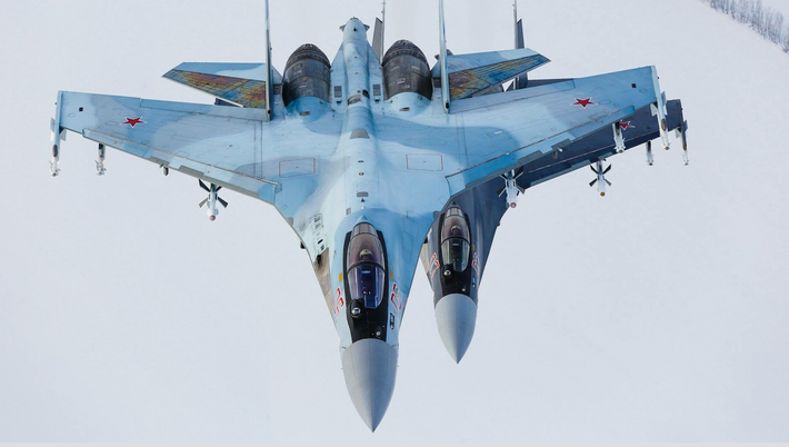 Dàn chiến đấu cơ sẽ có sự góp mặt của tiêm kích Sukhoi Su-35. Đây là loại chiến đấu cơ chiếm ưu thế trên không thế hệ 4++. Phiên bản Su-35 có đôi nét tương đồng với Su-30MKI và được coi là phiên bản nâng cấp đặc biệt của Su-30. Nguồn ảnh: Mil.