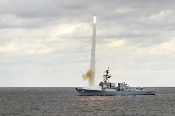 Đội hình hộ tống cho CVN-72 còn có tàu khu trục USS Bainbridge (DDG 96), lớp Arleigh Burke, loại tàu khu trục mạnh mẽ và đông đảo nhất thế giới với 66 tàu đang hoạt động. DDG-96 được trang bị 96 ống phóng thẳng đứng Mk41, pháo 130 mm, 8 tên lửa chống hạm Harpoon cùng vũ khí phòng thủ khác. Ảnh: Hải quân Mỹ.
