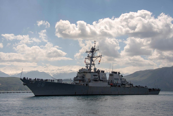 Tàu khu trục USS Gonzalez (DDG 66), lớp Arleigh Burke. Tàu được trang bị 90 ống phóng thẳng đứng Mk41, pháo 127 mm, ngư lôi chống ngầm, tên lửa chống hạm và vũ khí phòng vệ khác. Ảnh: Hải quân Mỹ.