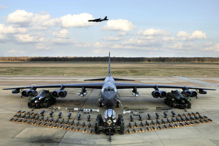 Máy bay ném bom chiến lược B-52 Stratofortress là cỗ máy tấn công trên không đáng sợ. Nó có thể mang theo 31 tấn bom, đạn các loại. Đặc biệt, B-52H đã được nâng cấp để mang vũ khí dẫn đường tầm xa, cho phép tấn công mục tiêu với độ chính xác cao mà không cần phải đi vào khu vực phòng không của đối phương. Ảnh: Không quân Mỹ.