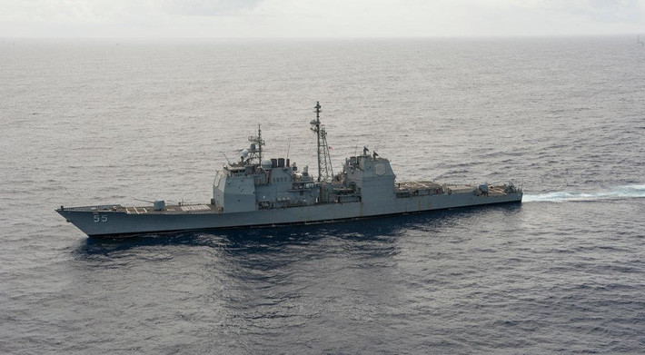 Hộ tống cho CVN-72 là tuần dương hạm USS Leyte Gulf (CG-55), lớp Ticonderoga. Tàu có chiều dài 173 m, rộng 16,8 m, lượng choán nước 10.000 tấn. Tàu được trang bị hệ thống vũ khí cực mạnh với 122 ống phóng thẳng đứng Mk41 có thể phóng tên lửa phòng không, chống ngầm, đặc biệt là tên lửa hành trình tấn công mặt đất Tomahawk. Ảnh: Hải quân Mỹ.