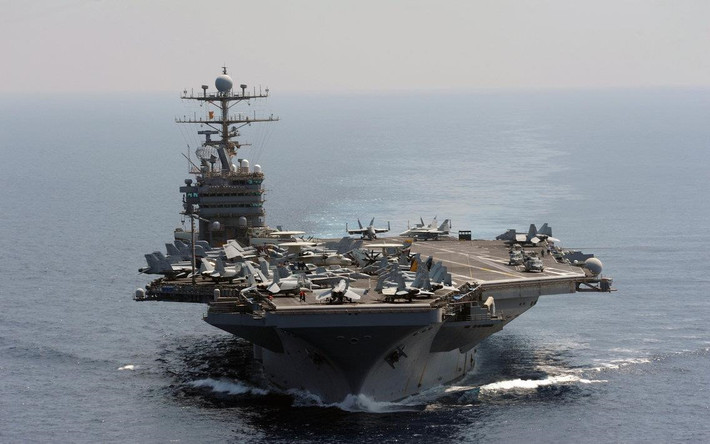 Hải quân Mỹ vừa triển khai nhóm tác chiến tàu sân bay USS Abraham Lincoln (CVN-72) và phi đội máy bay ném bom chiến lược đến Trung Đông để dằn mặt Iran. Việc triển khai được thực hiện sau khi Mỹ gọi lực lượng Vệ binh Cách mạng Iran là tổ chức khủng bố. Ảnh: Reuters.