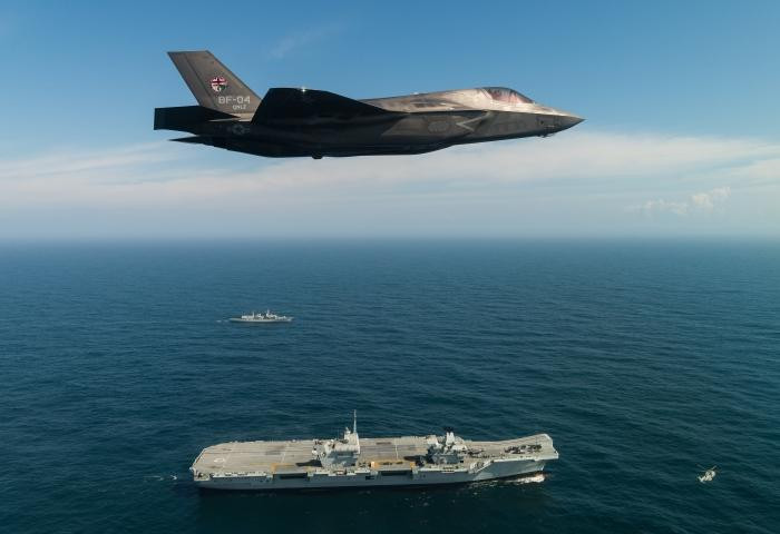 Việc triển khai chiến đấu cơ F-35B của Thuỷ quân Lục chiến Mỹ lên tàu sân bay Anh sẽ đánh dấu một bước tiến mới trong hợp tác quân sự giữa hai nước. Điều ngược lại hoàn toàn cũng có thể sẽ xảy ra - đó là Anh triển khai máy bay "ké" tàu sân bay Mỹ. Nguồn ảnh: BI.