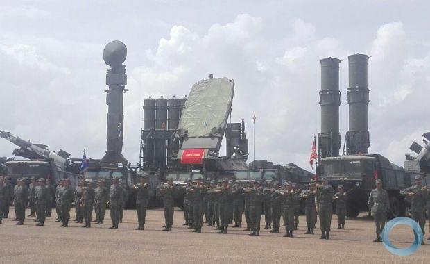 Trong số những loại vũ khí nguy hiểm nhất mà Venezuela nắm trong tay có tổ hợp tên lửa phòng không S-300VM. Hiện tại vẫn không rõ trong tay lực lượng Quân đội Venezuela đang có bao nhiêu tổ hợp tên lửa phòng không này. Nguồn ảnh: Armnews.