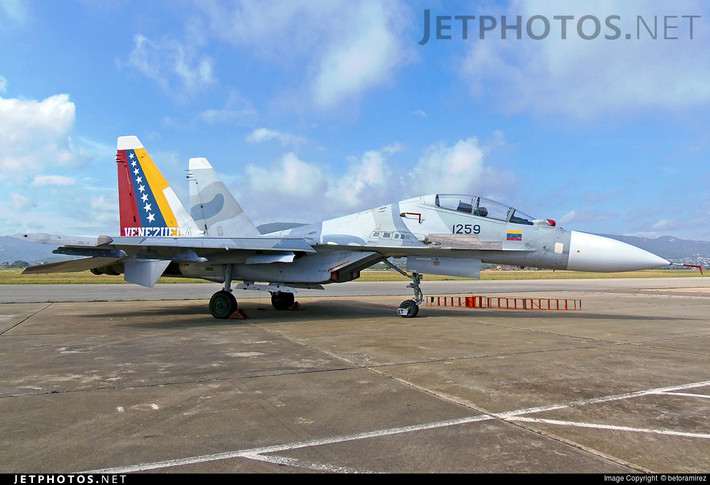 Về không quân, Venezuela đang sở hữu loại máy bay hiện đại nhất Nam Mỹ đó là chiến đấu cơ Su-30MK. Tổng cộng trong biên chế của Không quân Venezuela tính tới năm 2019 sẽ có 24 chiếc tiêm kích loại này. Nguồn ảnh: Jetphoto.