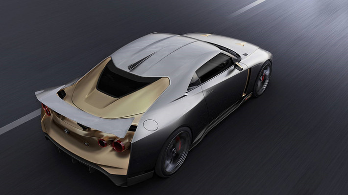 Các kỹ sư của Italdesign đã thiết kế lại phần mui xe, hạ thấp hơn 54 mm so với GT-R Nismo tạo thành một rãnh kéo dài từ trước ra sau. Hốc bánh xe được mở rộng hơn và cửa sổ được thay đổi tạo nên vẻ cơ bắp cho xe.