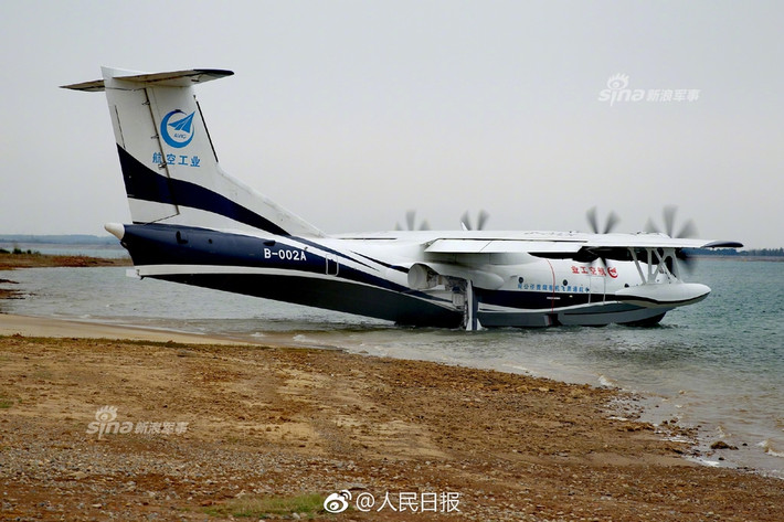 Được thiết kế bởi Tập đoàn Công nghiệp Hàng không Trung Quốc AVIC trong thời gian 8 năm trời, AG600 là siêu thuỷ phi cơ lớn nhất thế giới từng được chế tạo tính tới thời điểm hiện tại. Nguồn ảnh: Sina.