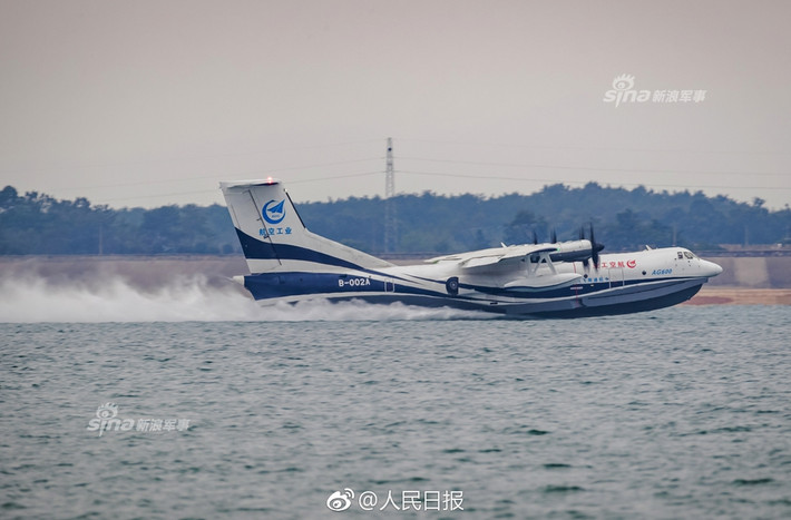 Tốc độ tối đa của AG600 lên tới 560 km/h, tốc độ hành tình 500 km/h, tầm bay 4500 km tuỳ trọng tải hoặc 12 tiếng hoạt động liên tục. Trần bay của AG600 vào khoảng 6000 mét. Nguồn ảnh: Sina.