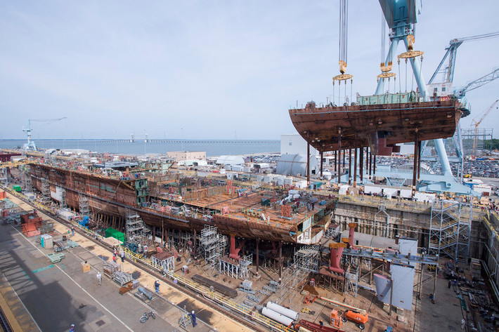 Sử dụng hai lõi phản ứng hạt nhân loại A1B, tàu sân bay Gerald R. Ford có khả năng hoạt động không giới hạn trong thời gian 25 năm (tối đa) trước khi nó phải thay lõi phản ứng hạt nhân và phục vụ được thêm 25 năm nữa trước khi về hưu. Nguồn ảnh: BI.
