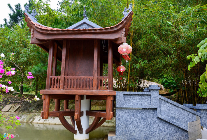 Một công trình mô phỏng chùa Một Cột bằng bê tông và gỗ, bao quanh là hồ nước khoảng 10 m2.
