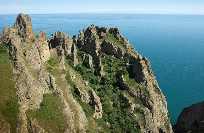 Những mỏn đá vươn ra phía biển ở khu Karadag thuộc Crimea.