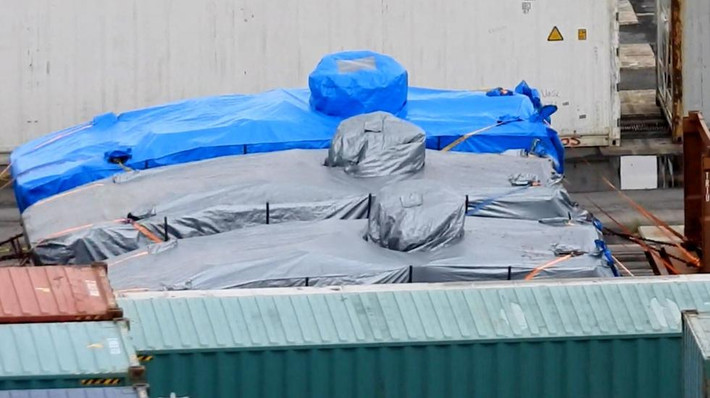 Một số nguồn tin không chính thức cho rằng, có vẻ như là container vận chuyển những chiếc xe bọc thép đã bị bốc dỡ nhầm với các loại hàng hóa thông thường khác. Nguồn ảnh: QQ.