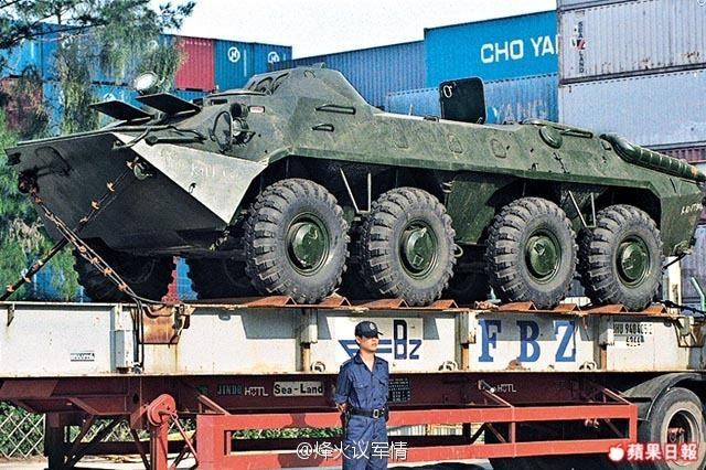 Tháng 3/2000, Hải quan Hồng Kông đã tóm gọn một lô hàng gồm 5 chiếc BTR-70 đang nằm trong các container, mặc dù không hề tìm được bất cứ các thông tin nào về việc xin quá cảnh của những lô hàng này. Nguồn ảnh: QQ.
