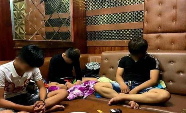 Tụ tập 'thác loạn' ma túy trong quán karaoke giữa dịch COVID-19: Ngày 5/4, Công an TP Biên Hòa (Đồng Nai) đã lập hồ sơ xử lý 4 đối tượng có hành vi sử dụng ma túy cùng chủ cơ sở kinh doanh karaoke không chấp hành lệnh tạm ngưng hoạt động kinh doanh để phòng, chống dịch bệnh COVID-19. Trước đó, vào 23h30 ngày 4/4, Công an phường Thống Nhất, TP Biên Hòa kiểm tra phát hiện cơ sở kinh doanh karaoke “Thạch Thủy Mộc” tại Kp7, phường Thống Nhất do N.Q.B (28 tuổi, ngụ TP Biên Hòa) làm chủ vẫn hoạt động đón khách, không chấp hành việc tạm dừng hoạt động kinh doanh để phòng ngừa dịch bệnh.