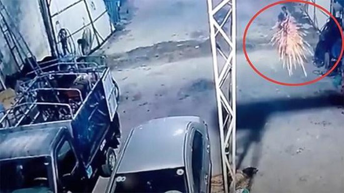 Nghi phạm xả súng khiến 7 người thương vong ở Lạng Sơn dùng AK tự bắn vào ngực: Tối 13/1, đối tượng Lý Văn Sắn (SN 1970, trú tại xã Phú Xá, huyện Cao Lộc, tỉnh Lạng Sơn) mang súng AK tới cửa hàng của chị Hoàng Thị Hoài (37 tuổi, trú cùng xã) rồi bắn nhiều phát khiến chị Hoài bị thương, cháu Phạm Thanh Phong (12 tuổi, con chị Hoài) tử vong. Sau đó, Sắn sang xưởng của anh Hoàng Quốc Hương (43 tuổi) cách đó khoảng 15m và bắn anh Hương tử vong. (Ảnh: VTC)