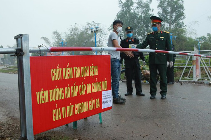 Nam thanh niên trốn cách ly lên thăm nhà bạn gái: Ngày 13/2, anh Nguyễn Văn Thuyết (SN 1984, quê thôn Ngọc Bảo, xã Sơn Lôi, Bình Xuyên, Vĩnh Phúc) và Lò Thị Phương (bạn gái Nguyễn Văn Thuyết, SN 1993, trú quán tại bản Nà Phát, xã Bình Lư, huyện Tam Dương, tỉnh Lai Châu) đã đi xe khách lên chơi nhà Phương tại xã Bình Lư. (Trạm kiểm soát dịch tại xã Sơn Lôi vào ngày 13/2. (Ảnh: Saostar)