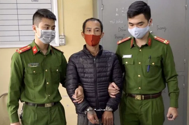 Trong quá trình kiểm tra, bất ngờ một người đàn ông ở trong nhà vác dao bầu lao ra chém thẳng về phía cổ ông Thuận. Rất may, lúc này cán bộ công an phường đi cùng đã nhanh tay ngăn cản kịp thời và dùng biện pháp nghiệp vụ khống chế tức thời đối tượng. Sau đó, đối tượng được đưa về trụ sở công an phường Nhị Châu để làm việc. (Ảnh: Baovephapluat)