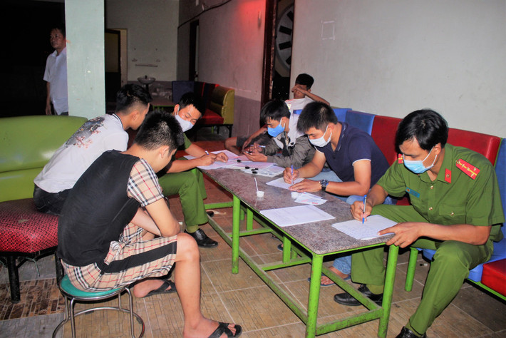 Tổ công tác đã lập biên bản xử phạt hành chính các đối tượng sử dụng trái phép chất ma túy. Ông Ngô Tấn Dũng bị lập biên bản xử phạt do không chấp hành yêu cầu về việc tạm dừng hoạt động kinh giải trí phòng, chống dịch COVID-19 và để khách sử dụng trái phép chất ma túy tại cơ sở kinh doanh. (Ảnh: Phunuonline)