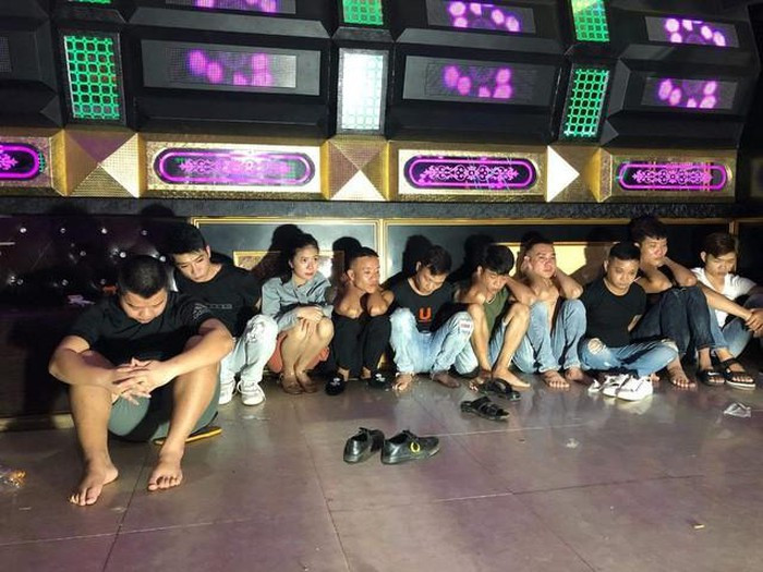 Bắt quả tang 10 đối tượng tổ chức sinh nhật bằng ma túy tại quán karaoke: Ngày 27/3, công an huyện Minh Hóa, tỉnh Quảng Ninh vào vào kiểm tra quán karaoke Diện Hương (thôn 1 Thanh Long, thị trấn Quy Đạt, huyện Minh Hóa) bắt quả tang 10 đối tượng (9 nam, 1 nữ) đang có hành vi tàng trữ, sử dụng trái phép chất ma túy tại phòng số 1 của quán. (Ảnh: Nld)