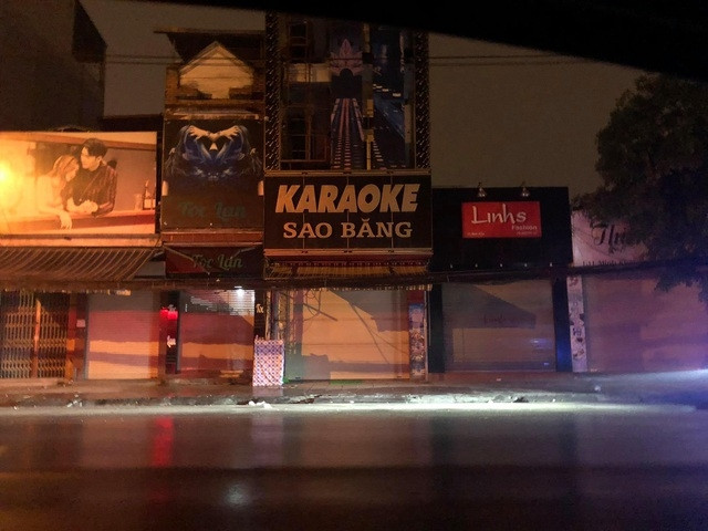Bắc Ninh: Quán karaoke mở cửa, có dàn nhân viên nóng bỏng phục vụ khách: Trên báo Dân Trí đưa tin, khuya ngày 1/4, tại quán karaoke Sao Băng nằm trên đường Minh Khai, Từ Sơn, Bắc Ninh vẫn mở cửa hoạt động, nườm nượp khách ra vào. (Ảnh: Phapluat.tuoitrethudo)