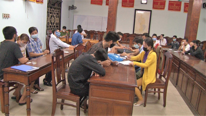 Nghi những người trong quán sử dụng chất ma túy nên đưa về trụ sở cơ quan công an để xác minh, kiểm tra. Qua test nhanh ma túy có 12/28 người dương tính với chất ma túy (chủ yếu là những người hát tại phòng 304). (Ảnh: Thanhnien)