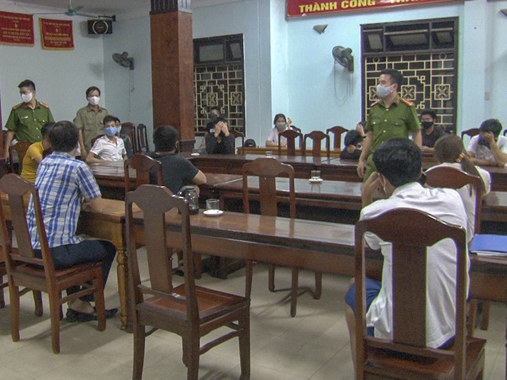Qua kiểm tra lực lượng chức năng phát hiện có 3 phòng hát đang hoạt động với 28 khách. Riêng tại phòng hát 304, lực lượng chức năng thu giữ nhiều dụng cụ để sử dụng chất ma túy. (Ảnh: PLO)
