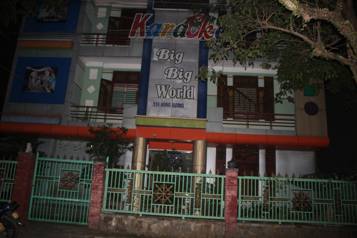 Nhóm thanh niên sử dụng ma túy "bay lắc" trong quán karaoke ở Quảng Nam: Khoảng 2h sáng 4/4, công an TP Tam Kỳ, tỉnh Quảng Nam đã đột kích vào quán karaoke Big Big World (phường An Sơn, TP Tam Kỳ) bắt quả tang 11 người (8 nam và 3 nữ) đang "bay lắc" trong hai phòng. (Ảnh: Phunuonline)