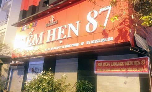 Bất chấp lệnh cấm, quán karaoke Điểm Hẹn 87 ở Hải Phòng vẫn hoạt động: Tối 22/3, Đội cảnh sát điều tra tội phạm về ma túy, công an quận Ngô Quyền, TP Hải Phòng phối hợp với công an phường Đông Khê kiểm tra quán karaoke Điểm Hẹn 87 ở lô 27 Lê Hồng Phong thuộc phường Đông Khê do Phạm Thị H. (SN 1975, đăng ký thường trú ở 213 đường Đông Khê, quận Ngô Quyền) làm chủ. (Ảnh: Infonet)