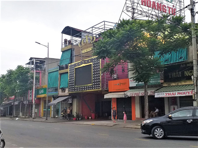 Nhóm thanh niên “thác loạn” ma túy trong quán Karaoke ở Huế: Khoảng 0h15 ngày 5/4, Đội CSĐT tội phạm về ma túy công an TP Huế, tỉnh Thừa Thiên - Huế phối hợp với công an phường Trường An và UBND phường Trường An đã kiểm tra quán karaoke Hoàng Tử (257 Điện Biên Phủ, phường Trường An) do ông Nguyễn Văn Việt (49 tuổi, trú tại TP.Đông Hà, Quảng Trị) làm chủ. (Ảnh: Thanhnien)