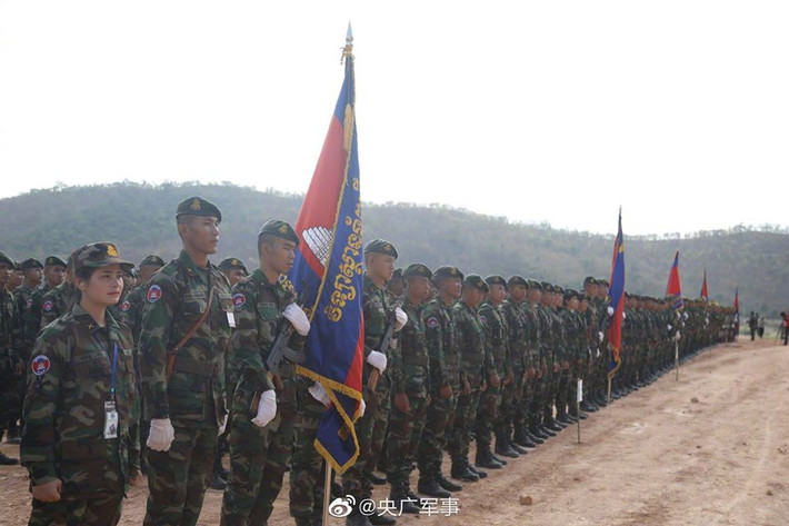 Cuộc tập trận năm nay có sự góp mặt của nhiều loại khí tài hiện đại, trong đó bao gồm xe tăng chủ lực của Campuchia cùng trực thăng Z-9 do Trung Quốc viện trợ cho quốc gia này. Nguồn Ảnh: XYY.