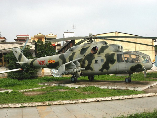 Cụ thể, ngoài việc tác chiến như một trực thăng vũ trang, Mi-24 còn có thể chở theo binh lính, tối đa 8 người với đầy đủ trang bị hoặc 4 cáng cứu thương. Nguồn ảnh: Pinterest.