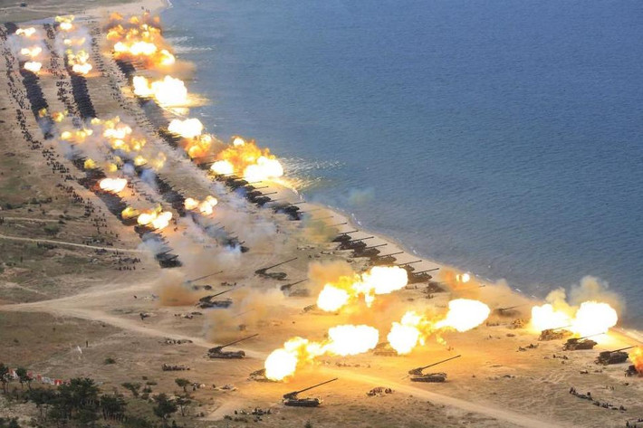 Lãnh đạo Kim Jong-un cũng tỏ ra hết sức hài lòng với kết quả diễn tập và đánh giá cao khả năng cơ động, tác chiến của các đơn vị pháo binh tầm xa trong biên chế của Quân đội Triều Tiên. Nguồn ảnh: KCNA.