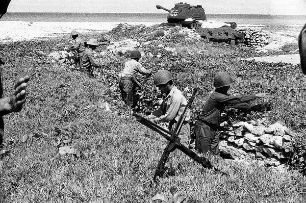 Những công trình phòng thủ trên đảo Trường Sa, có thể thấy trong ảnh còn có cả xe tăng T-35-85 chôn ngầm làm nhiệm vụ cố thủ. Nguồn ảnh: Báo Phú Khánh