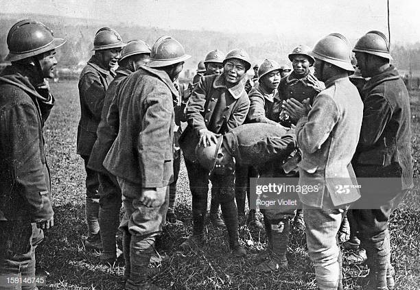 Theo nhiều tài liệu thống kê, từ năm 1914 tới năm 1918 - nghĩa là trong giai đoạn diễn ra Chiến tranh Thế giới thứ nhất, có tới 662.000 người Việt Nam làm việc ở Pháp, một phần không nhỏ trong số họ bị cưỡng ép hoặc tình nguyện đi lính. Nguồn ảnh: Pinterest.