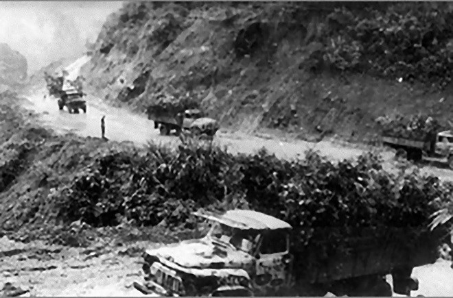 Khởi điểm của con đường, những người lính đầu tiên đã hành quân bằng cách thô sơ nhất như gùi hàng trên lưng, cõng trên vai, dùng trâu bò kéo, dùng voi thồ hàng hoặc dùng xe đạp như thời Điện Biên Phủ. Nguồn ảnh: TL.