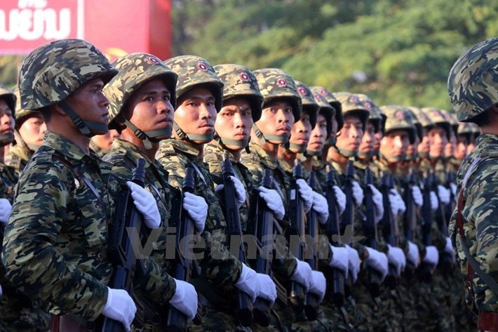 Những hình ảnh vừa lộ diện cho thấy quân đội Lào có sử dụng khẩu súng trường tấn công Type 97A trong biên chế. Đây là phiên bản dân sự được Trung Quốc sản xuất dựa trên phiên bản quân sự QBZ-97B. Nguồn ảnh: Vietnamplus.