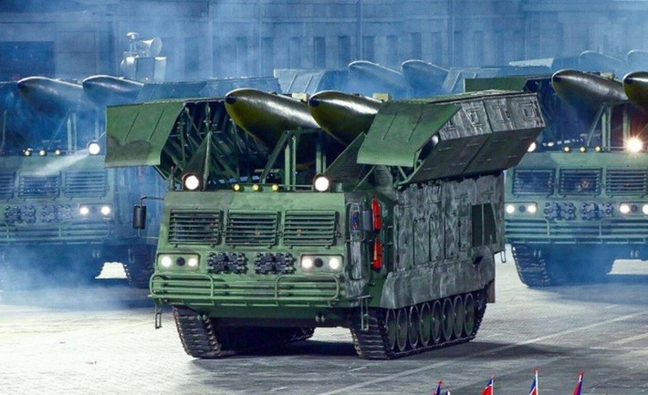 Một điểm thú vị đó là ngoài phiên bản bánh lốp, KN-23 còn có phiên bản bánh xích, được tạo ra trên cơ sở khung gầm sử dụng các bộ phận, cụm lắp ráp của xe tăng do ngành công nghiệp quốc phòng Triều Tiên sản xuất.