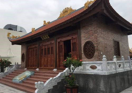 Điều khiến dư luận bất ngờ nữa là thời điểm đầu năm 2015, khi công trình được hoàn thiện và đưa vào sử dụng thì trên sân thượng đã xuất hiện 2 công trình giống như ngôi chùa. Cụ thể, trên nóc tòa tầng 27 của tòa nhà CT01 xây dựng thêm một gian nhà mái ngói có kích thước: rộng 5,8m x dài 10,90 = 63,44m2, cao 3,9m, đã hoàn thành và đưa vào sử dụng vào khoảng tháng 6/2014. Tại nóc tầng 27 của tòa nhà CT02 cũng đã xây 1 gian nhà mái ngói có kích thước: rộng 5,8m x dài 10,90 = 63,44m2, cao 3,9m đã hoàn thành và đưa vào sử dụng vào khoảng tháng 2/2015. Ảnh: Hà Nội Mới.