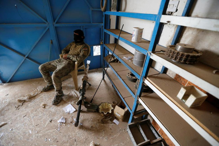 Một người lính Iraq nghỉ ngơi ở Fallujah.