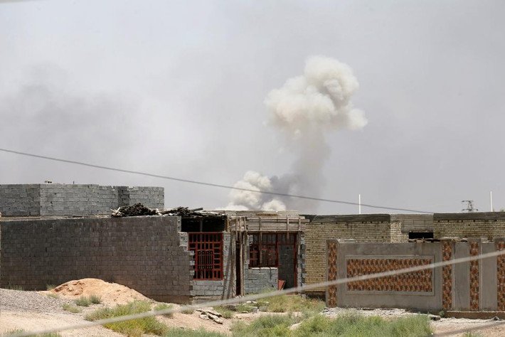 Khói bốc lên từ sau các cuộc giao tranh ở Fallujah.