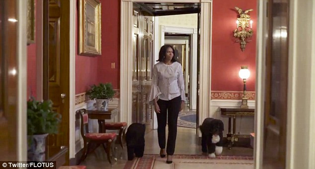 Cũng vào ngày 18/1, trên tài khoản Twitter cá nhân, Đệ nhất phu nhân Michelle Obama đăng tải một đoạn video, ghi cảnh bà đi thăm một vòng các căn phòng ở Nhà Trắng lần cuối trước khi chuyển ra khỏi đây. Ảnh Daily Mail