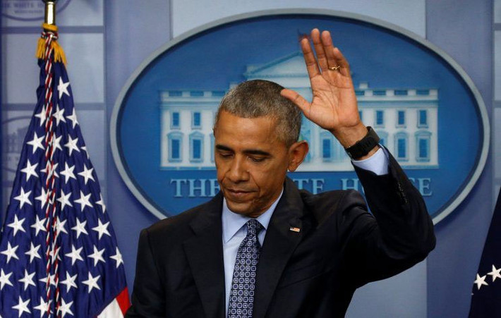 Tổng thống Obama vẫy tay chào báo giới trước khi rời khỏi phòng họp báo. Ảnh yahoo.com