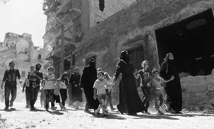 Dân thường chạy khỏi quận Salahuddin ở Aleppo bị phe nổi dậy chiếm giữ. Ảnh Sputnik
