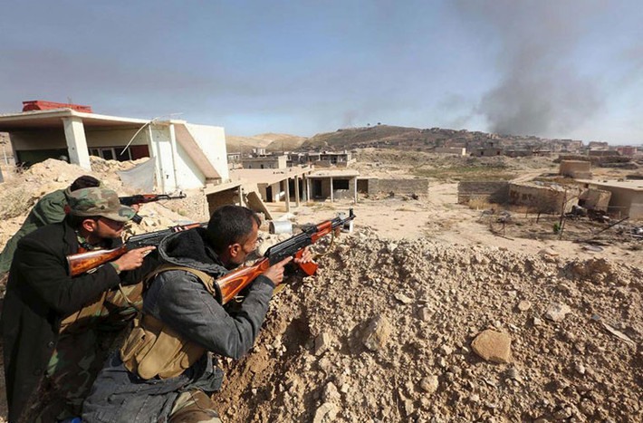 Các thành viên lực lượng Peshmerga người Kurd đang giao tranh với phiến quân IS ở thị trấn Sinjar, Iraq hôm 12/11/2015. Với hỗ trợ bởi các chiến đấu cơ Mỹ, lực lượng dân quân người Kurd tấn công IS và đánh chiếm nhiều ngôi làng từ tay phiến quân IS.