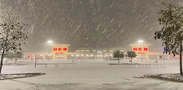 Hầu hết cửa hàng của HEB sẽ mở cửa vào lúc 9h hoặc 10h và đóng cửa vào khoảng 17h hoặc 20h. Sự cố mất điện do bão tuyết cũng làm ảnh hưởng tới nguồn cung thực phẩm của chuỗi siêu thị này. Ảnh: Supermarket News.