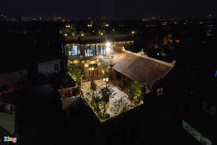 Nhờ hệ thống đèn, căn nhà nổi bật, lung linh hơn khi trời tối.