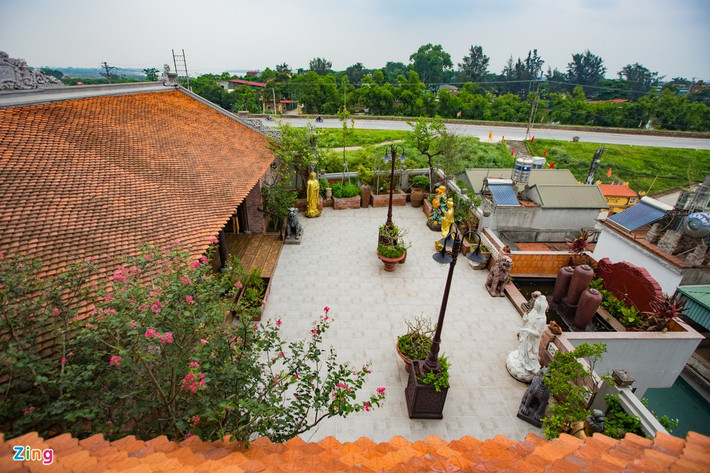 Xung quanh nhà cổ, chị Liên cho trồng các loại cây như táo, mít, khế, ổi, hoa giấy, tường vi... làm cho không gian mát mẻ hơn.