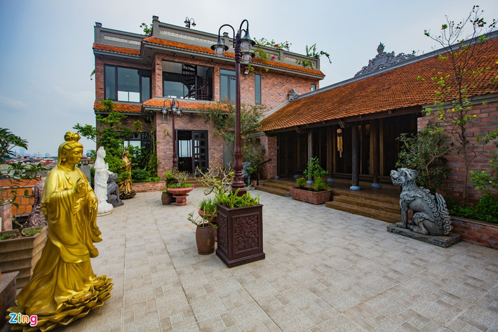 Chị Quỳnh Liên cho biết cùng chồng đã mất khoảng 2 năm để lên ý tưởng thiết kế căn nhà kết hợp giữa cổ điển và hiện đại. Trong 1 năm thi công (từ tháng 2/2020), vợ chồng chị phải tự chỉnh sửa khá nhiều cho tới khi ưng thì thôi. "Chúng tôi muốn căn biệt thự vừa là nơi lưu giữ, bảo tồn ngôi nhà thờ cổ, vừa là chỗ để bố mẹ ở cho gần gũi, thân quen. Anh chị em họ hàng cảm thấy rất vui khi biết vợ chồng tôi giữ lại được căn nhà cổ vì đây là nơi chứa đựng biết bao kỷ niệm của mọi người thời xưa", chị Quỳnh Liên chia sẻ.